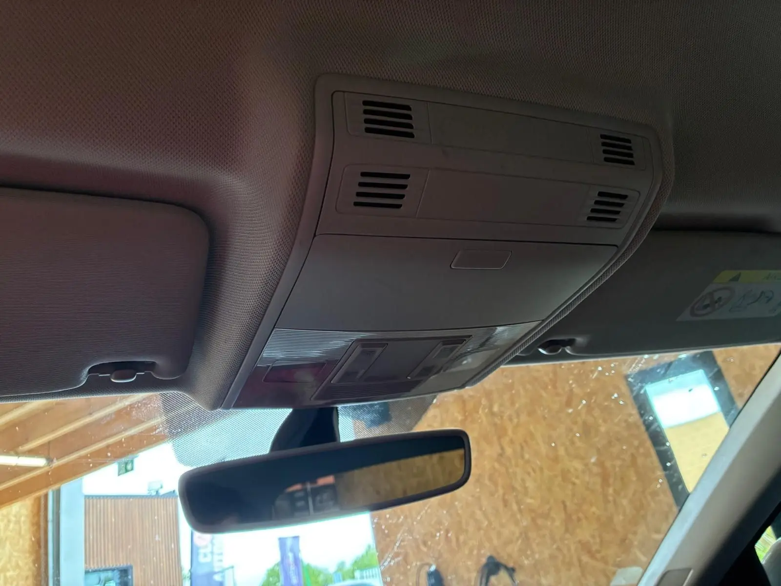 Vue intérieure du plafonnier et du rétroviseur central d'une Volkswagen Polo gris, version 2018.