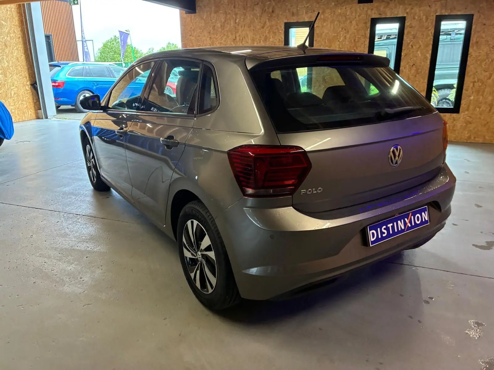 Vue 3/4 arrière droite d'une Volkswagen Polo gris métallisé 2018 avec hayon et jantes alliage distinctives.