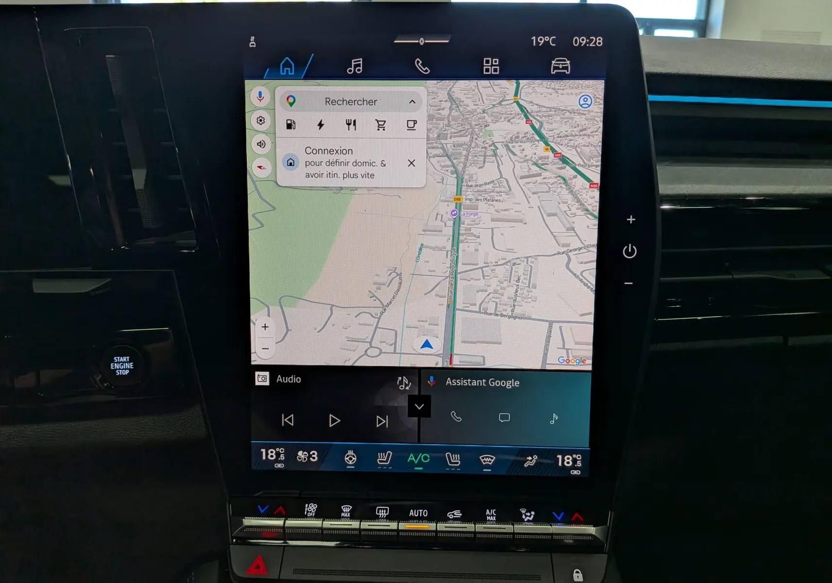 Vue rapprochée de l'écran tactile central du Renault Rafale gris Schiste 2026 affichant la navigation GPS et les commandes climatiques.