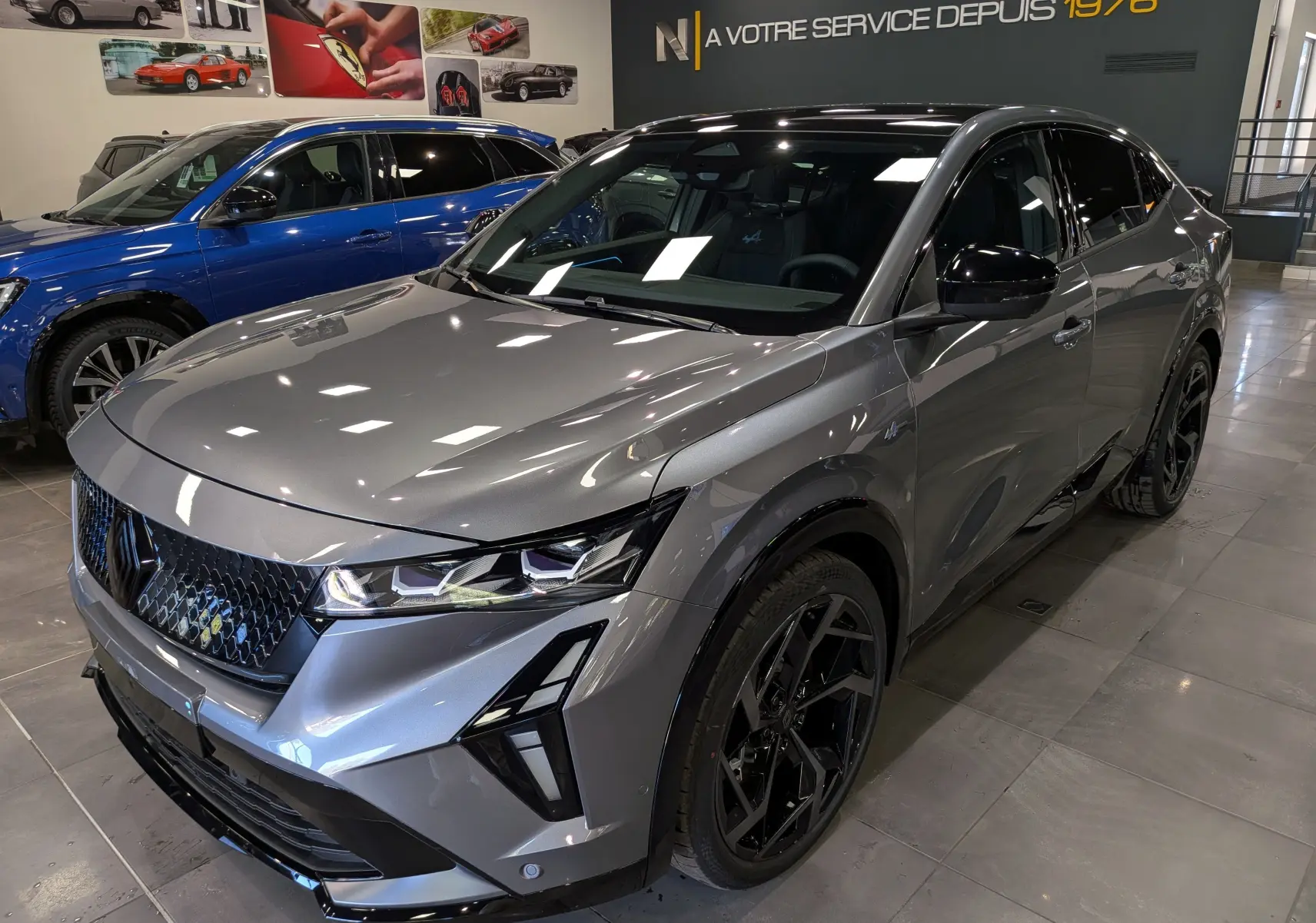Vue 3/4 avant droite du Renault Rafale gris schiste avec jantes noires et calandre distinctive en concession.