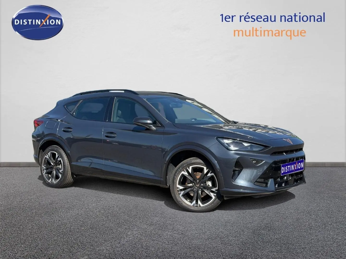 CUPRA Formentor gris magnétique métallisé en 3/4 avant droit, avec jantes alu noires et détails sportifs visibles.