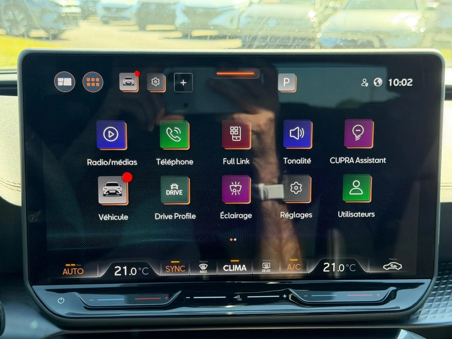 Écran tactile central du CUPRA Formentor 2025 affichant les menus radio, téléphone, véhicule et réglages.