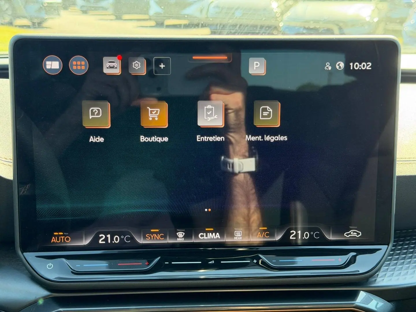 Écran tactile central du tableau de bord du CUPRA Formentor 2.0 TDI, affichant les réglages de climatisation à 21°C.