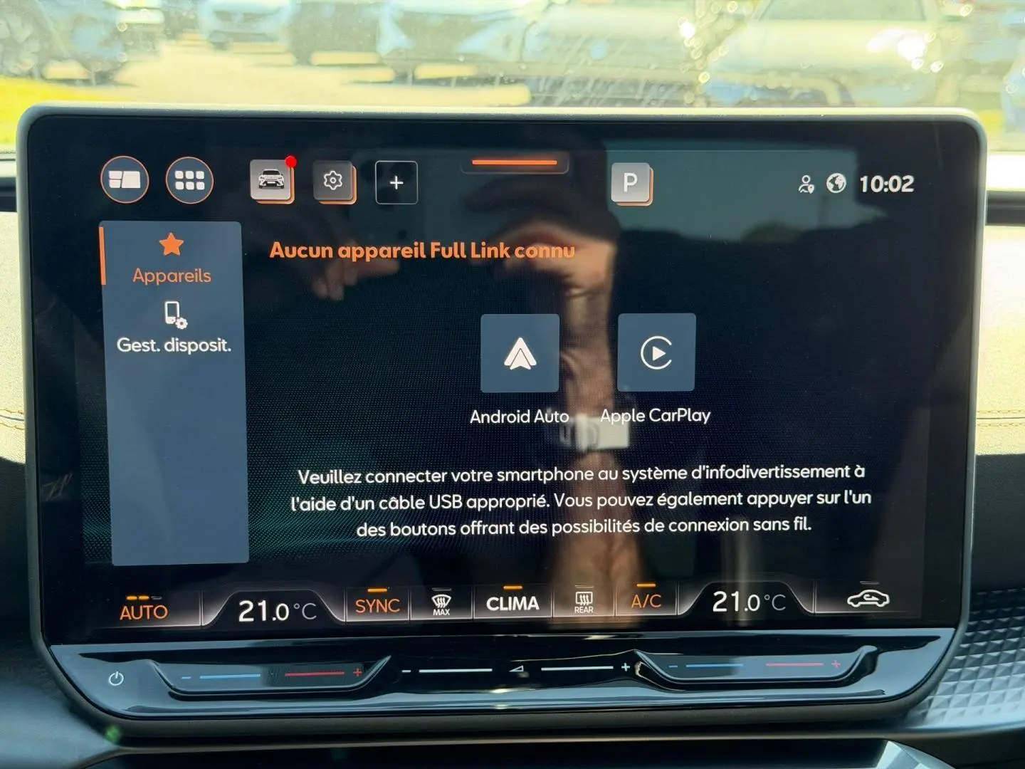 Écran tactile central du tableau de bord du CUPRA Formentor 2.0 TDI gris magnétique, affichant la connexion smartphone.