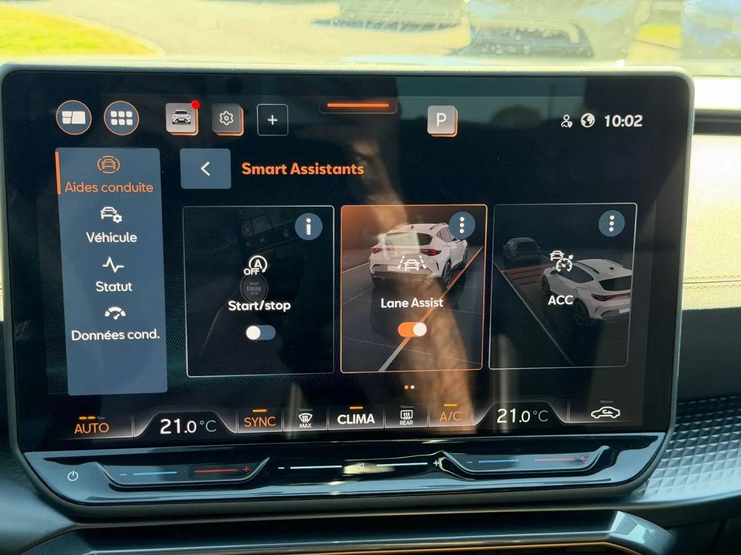 Écran tactile central du CUPRA Formentor 2025 affichant les assistants de conduite avec réglage climatique à 21°C.
