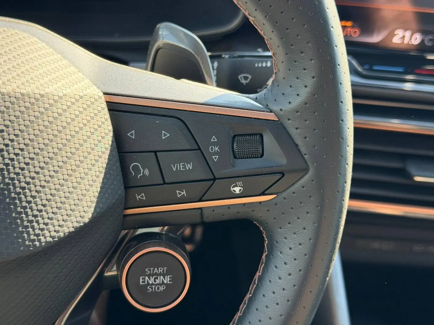 Gros plan sur le volant cuir perforé et les commandes multifonctions du CUPRA Formentor 2.0 TDI 2025 en intérieur.