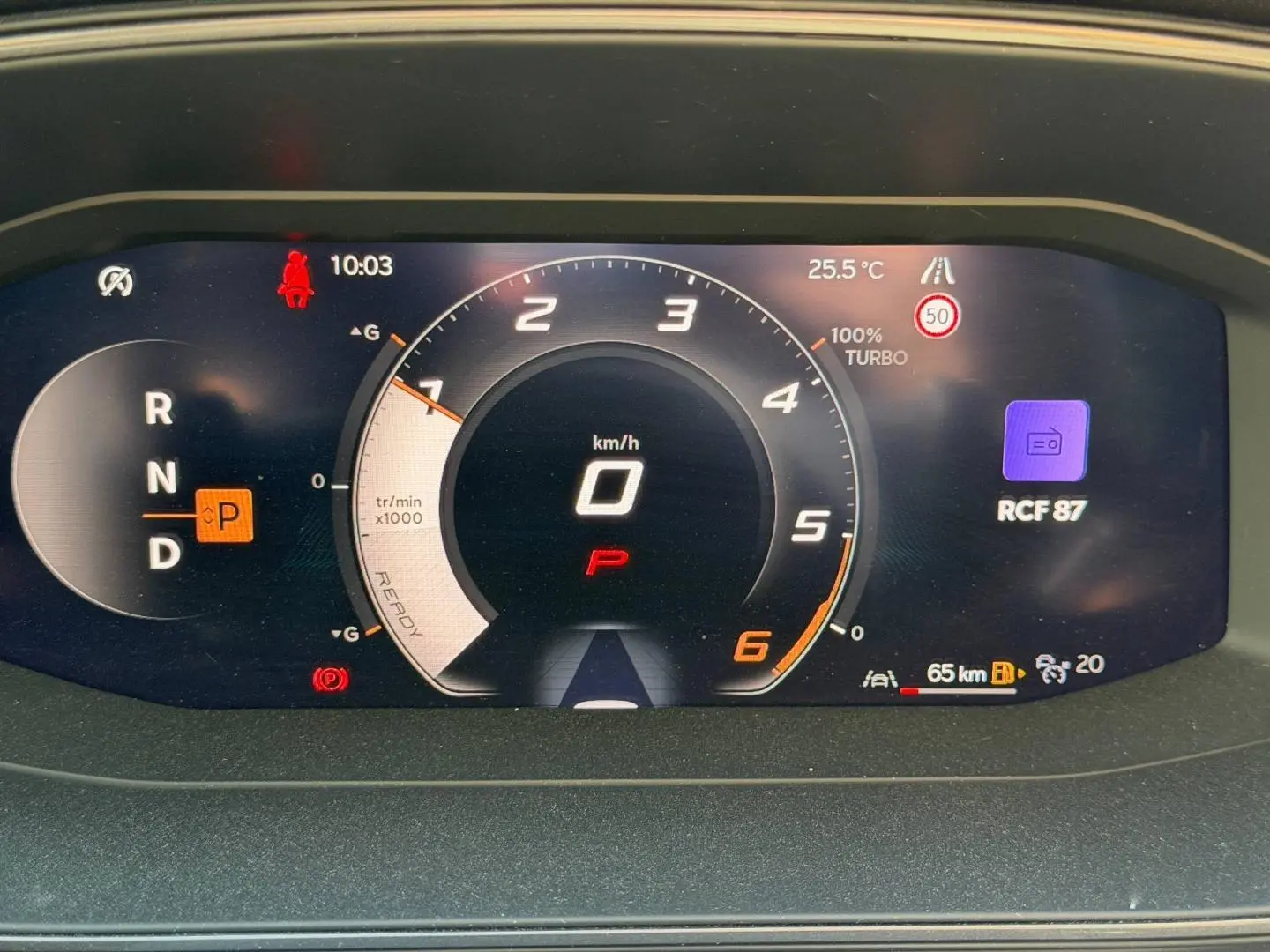 Tableau de bord numérique de la CUPRA Formentor 2.0 TDI 150ch, affichage vitesse et mode parking en gros plan.
