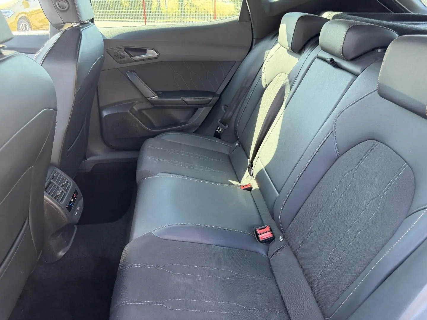 Vue intérieure côté droit des sièges arrière en textile et TEP noir du CUPRA Formentor 2.0 TDI 150ch V DSG7 2025.
