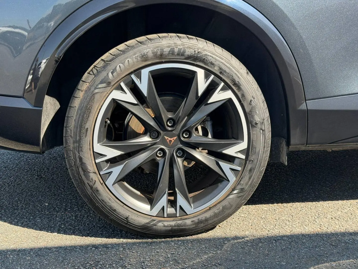 Gros plan sur la roue avant gauche du CUPRA Formentor gris magnétique, avec jante alu noire et argentée au design dynamique.