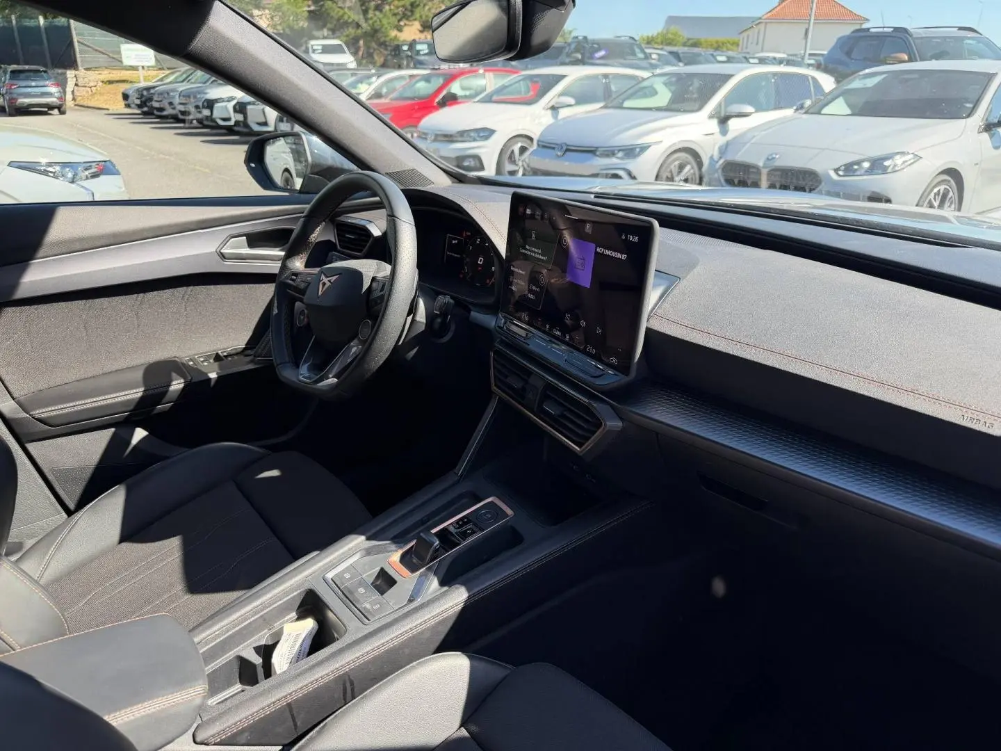 Intérieur de la CUPRA Formentor 2.0 TDI 2025 vu côté conducteur, avec tableau de bord moderne et écran tactile central.