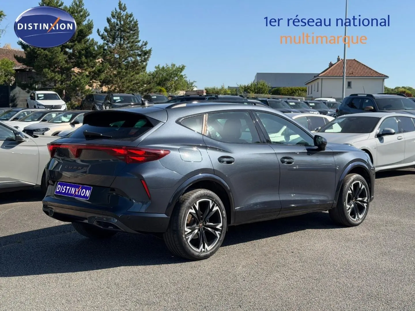 Vue 3/4 arrière droite d'un CUPRA Formentor gris magnétique métallisé avec jantes noires et détails sportifs visibles.