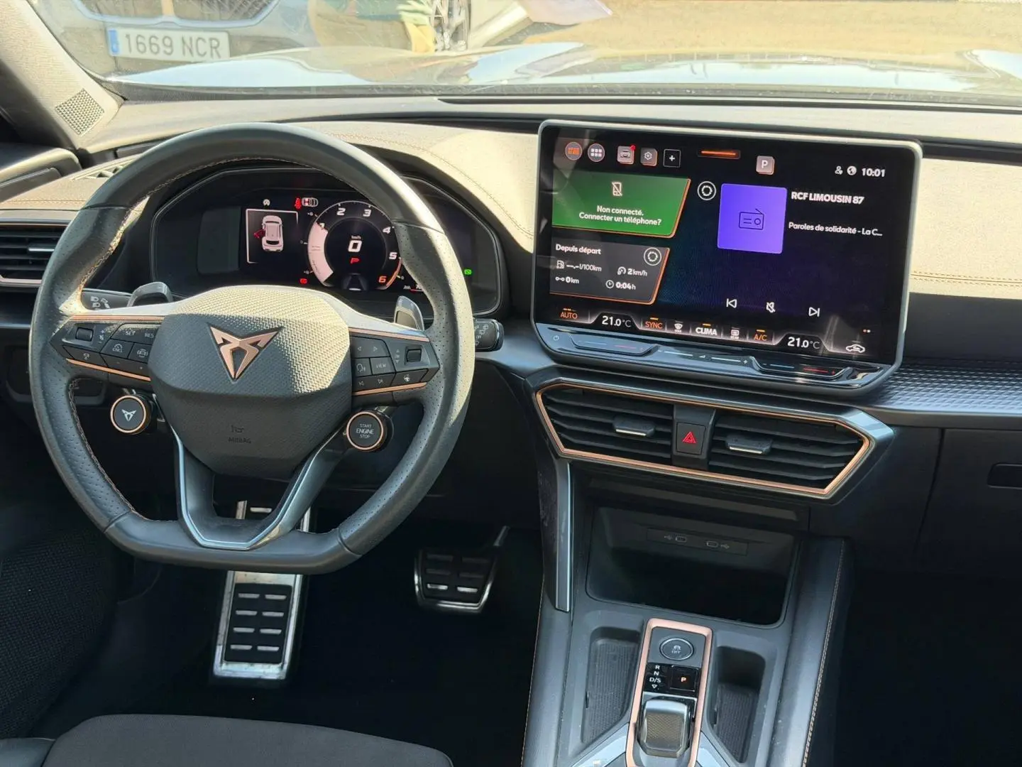 Vue intérieure frontale du tableau de bord du CUPRA Formentor 2.0 TDI 150ch, avec volant cuir multifonction et écran tactile large.