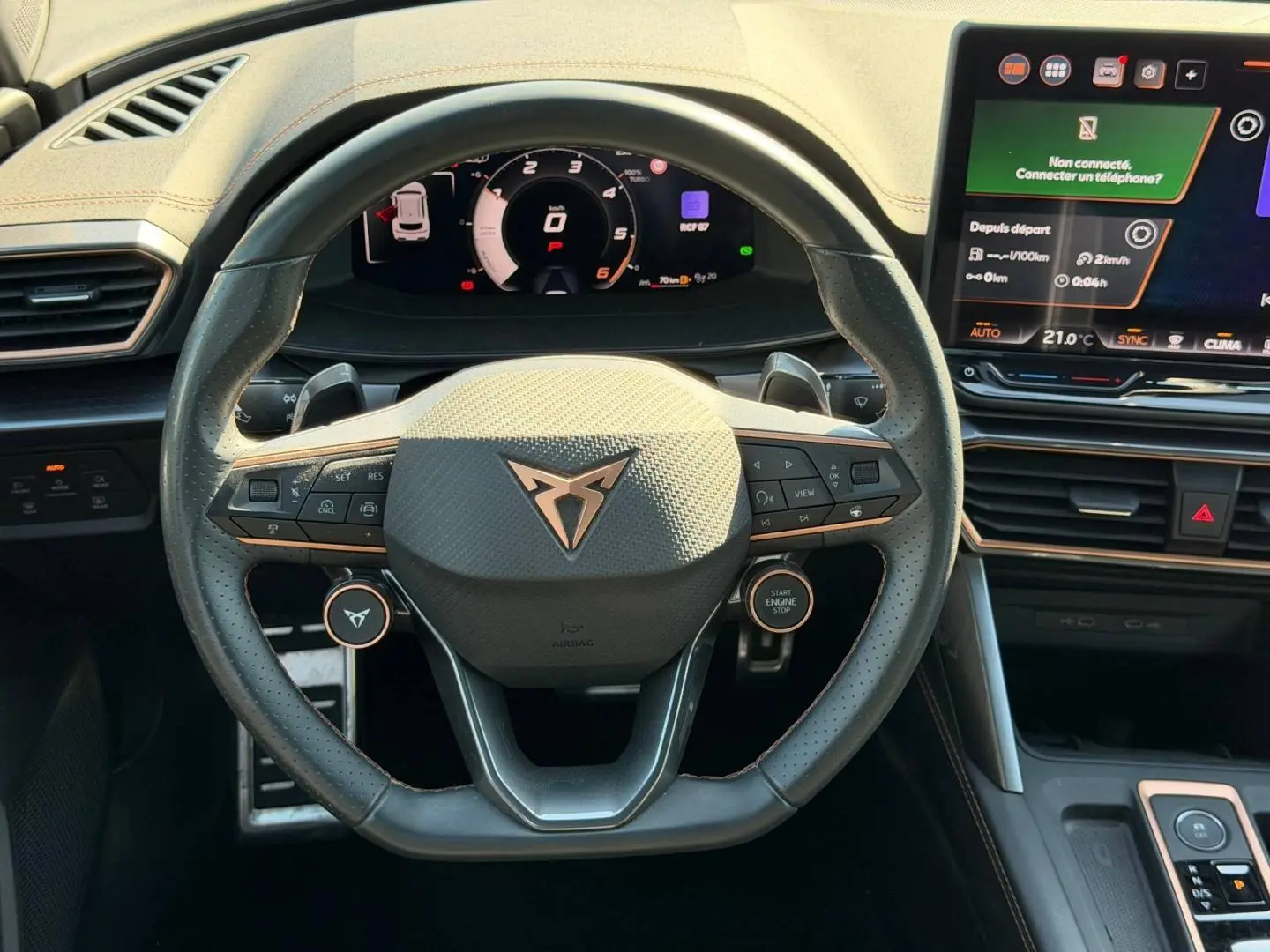 Vue intérieure centrée sur le volant sport CUPRA Formentor 2025 avec commandes multifonctions et écran tactile à droite.