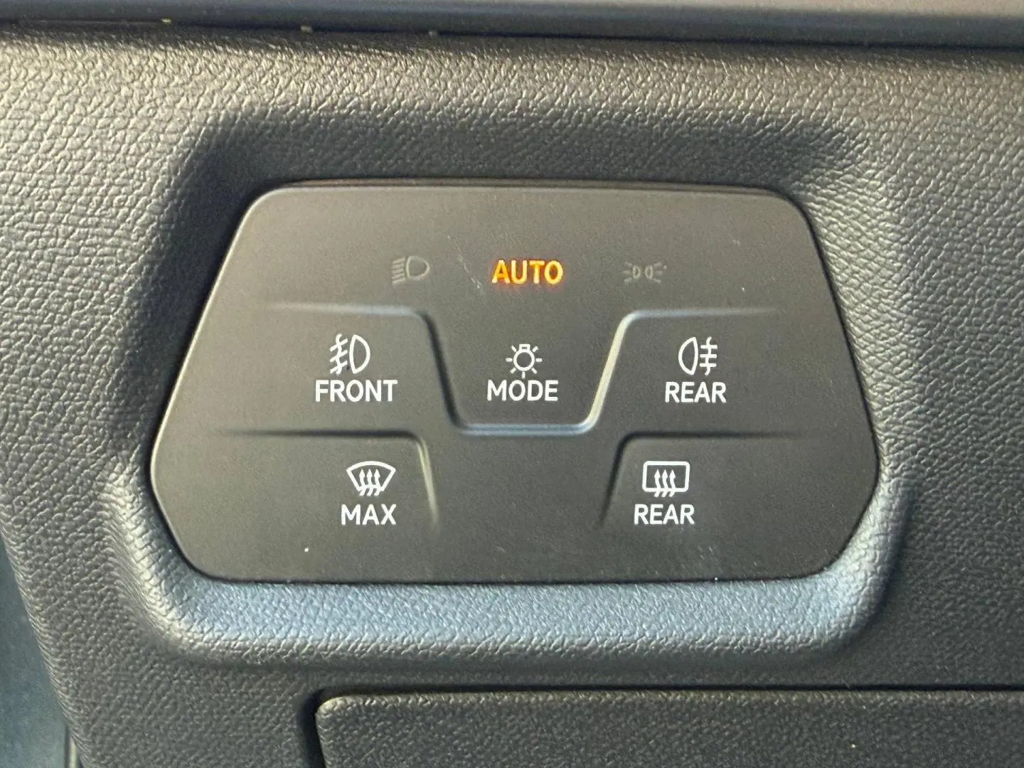 Panneau de commande des feux et dégivrage intérieur noir dans un CUPRA Formentor gris Magnétique.