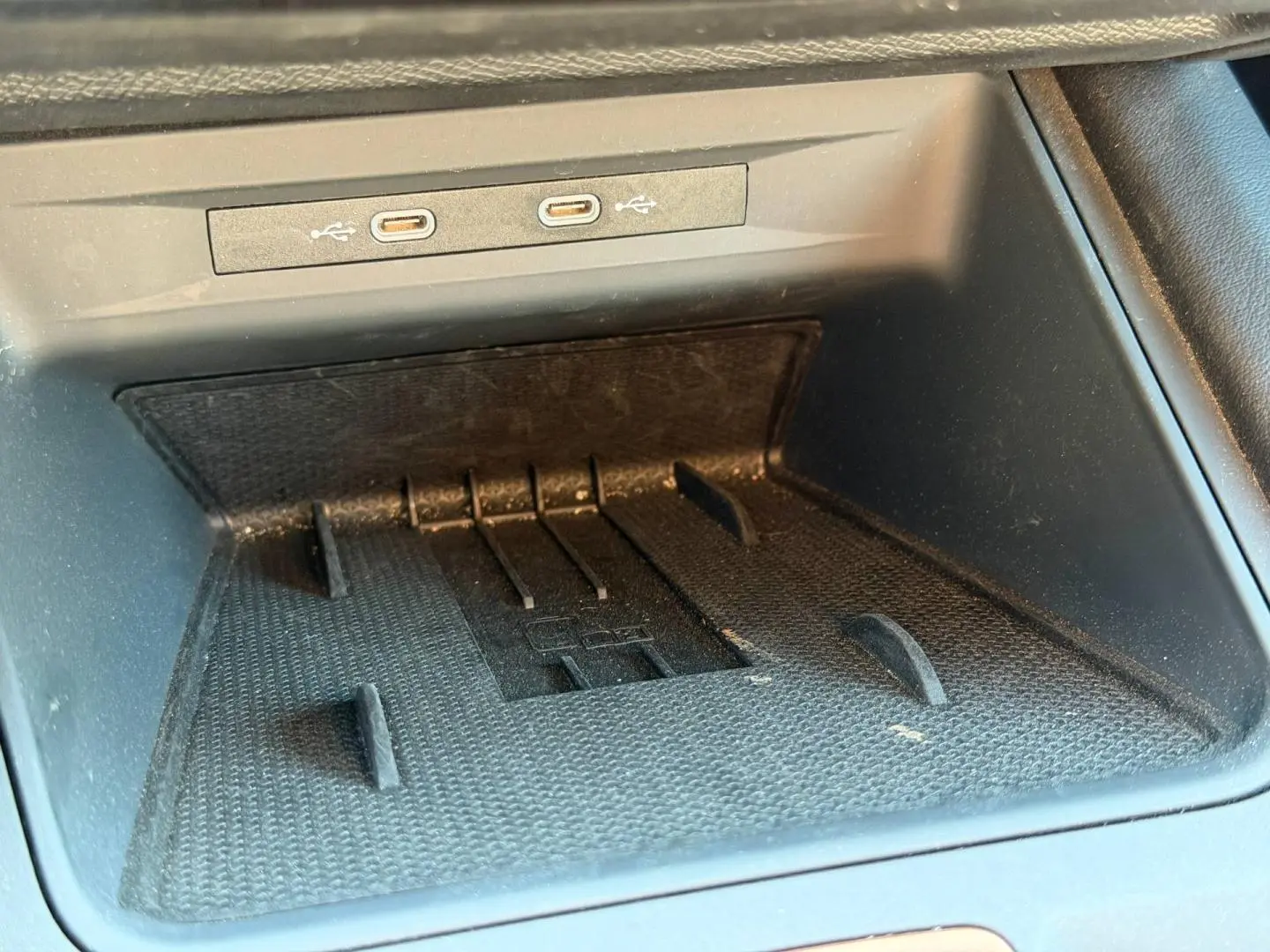 Gros plan sur le compartiment de rangement noir avec deux ports USB-C dans l'habitacle du CUPRA Formentor 2.0 TDI 150ch.