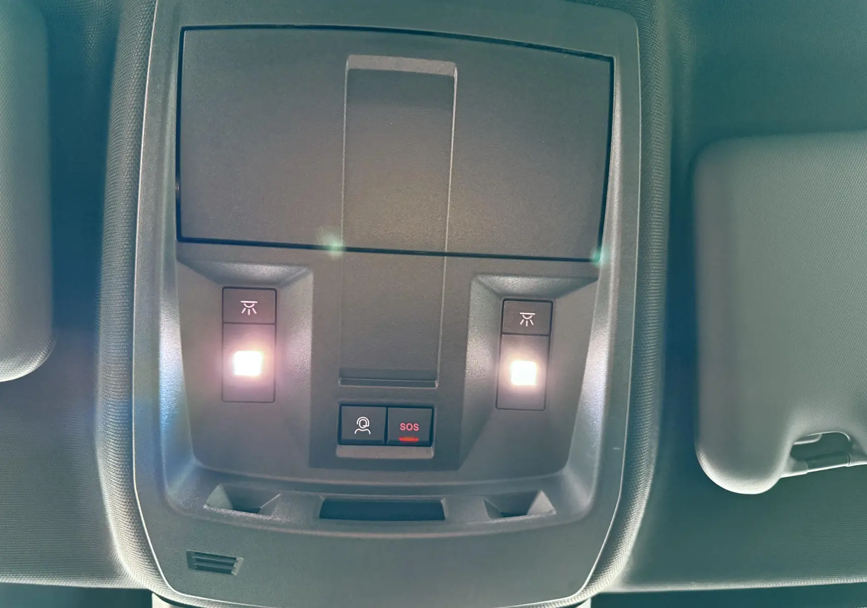 Panneau de commandes de plafonnier avec éclairage et bouton SOS dans l'habitacle du Peugeot 3008 Hybrid 2025.