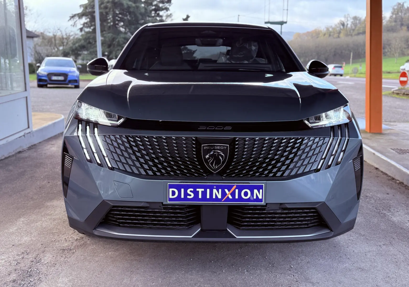 Vue frontale du Peugeot 3008 Hybrid 136ch Allure en bleu Ingaro métal, avec calandre noire et feux LED distinctifs.