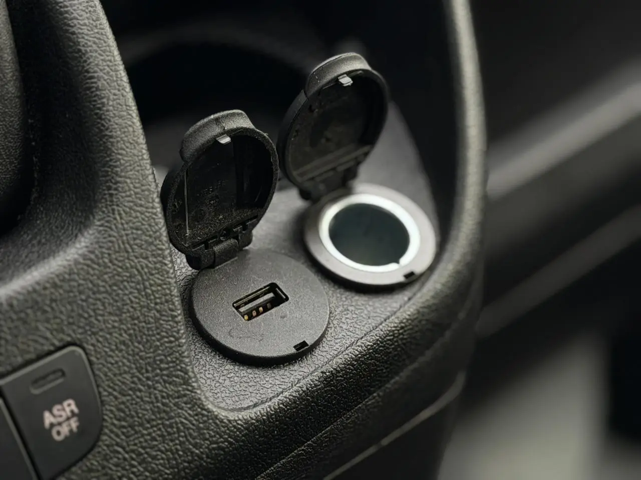 Gros plan sur les ports USB et prise 12V intégrés dans l’habitacle noir du fourgon Opel Movano L1H1.