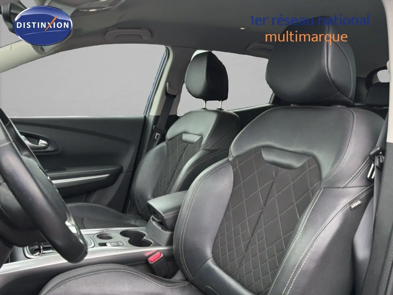 Vue intérieure côté gauche montrant les sièges avant en cuir noir avec surpiqûres contrastées du Renault Kadjar 2021.