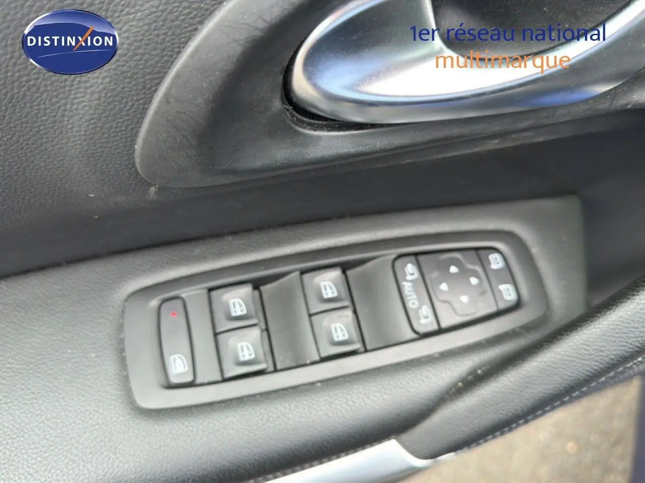 Gros plan sur les commandes électriques des vitres côté conducteur d’un Renault Kadjar 1.5 Blue dCi 115ch Intens 2021.
