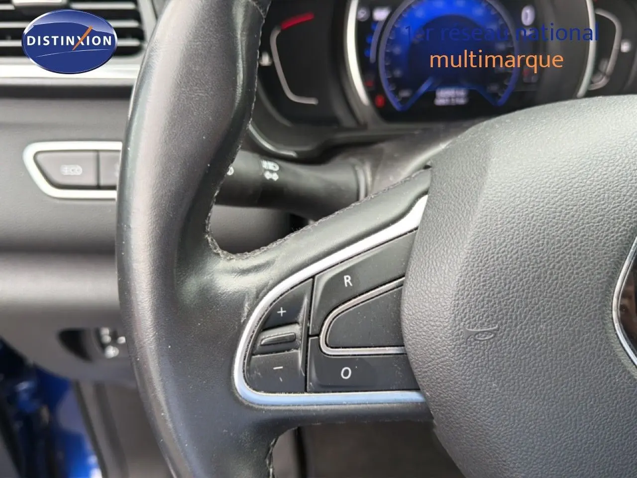 Gros plan sur le volant noir du Renault Kadjar 2021, montrant les commandes intégrées côté gauche.
