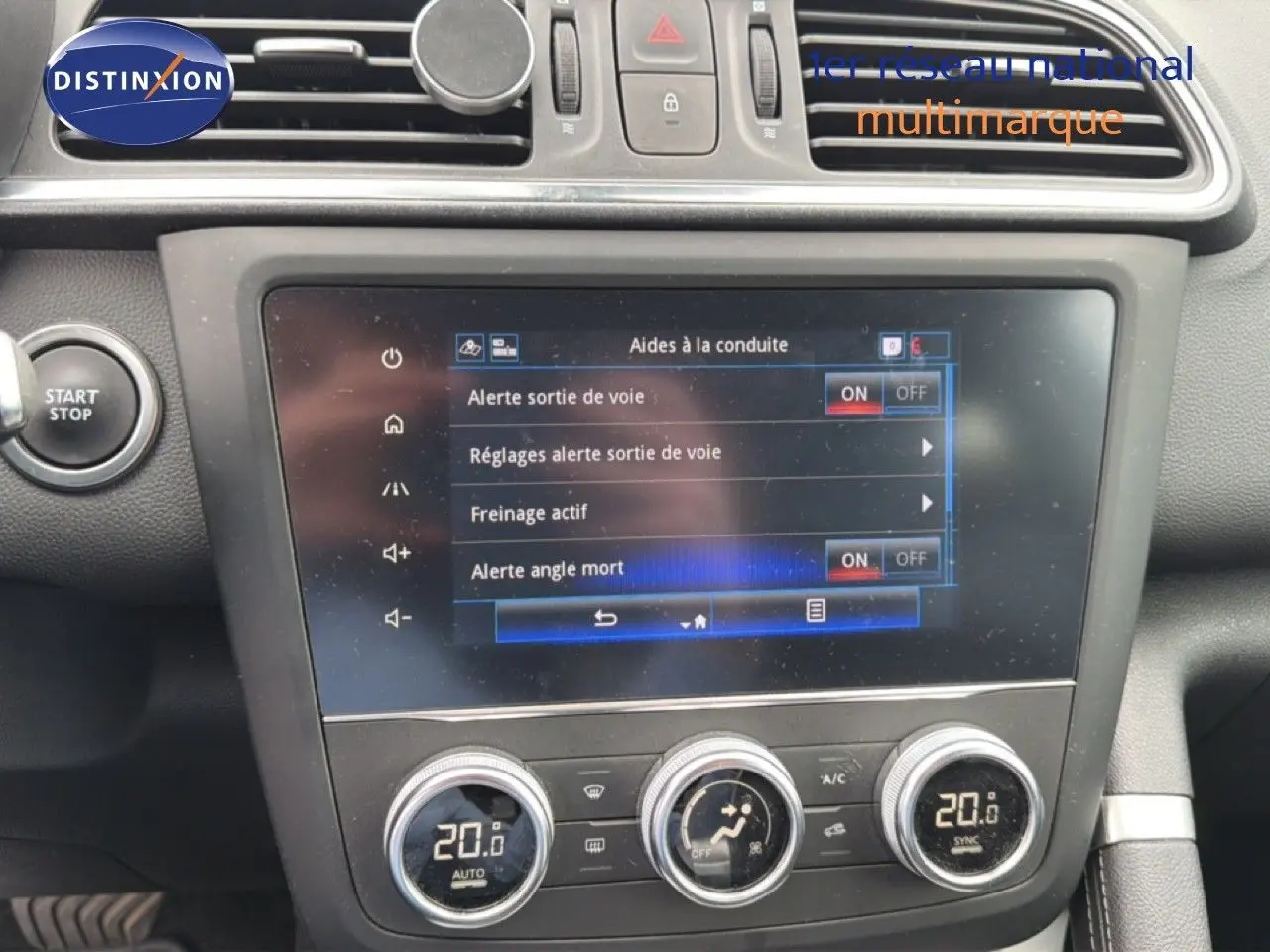 Vue rapprochée de la console centrale du Renault Kadjar 2021, écran tactile affichant les aides à la conduite, intérieur noir.