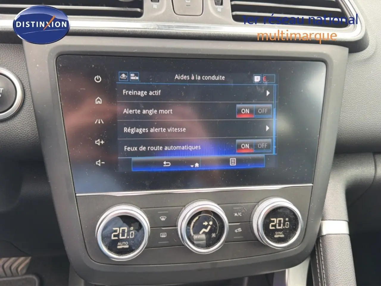 Écran tactile central du Renault Kadjar 2021 affichant les aides à la conduite, avec commandes de climatisation en dessous.