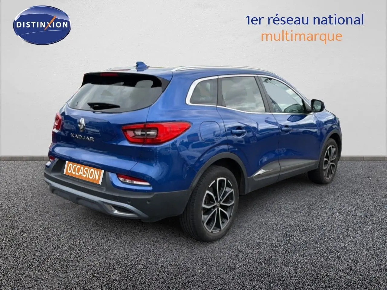 Vue 3/4 arrière droite du Renault Kadjar bleu Iron avec jantes alliage bicolores et feux LED distinctifs.