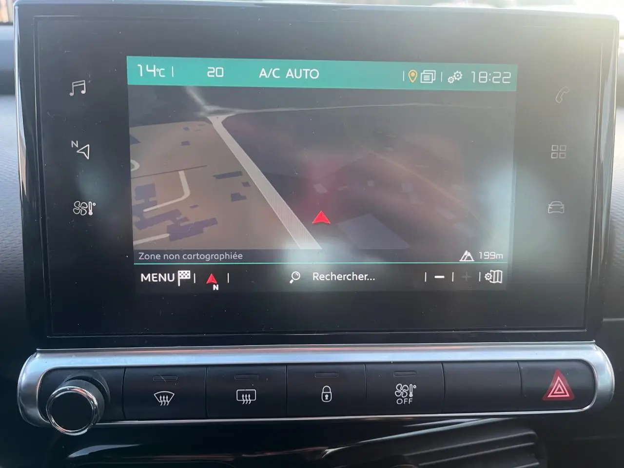 Écran tactile central du tableau de bord du Citroën C4 Cactus 2020 affichant la navigation GPS.