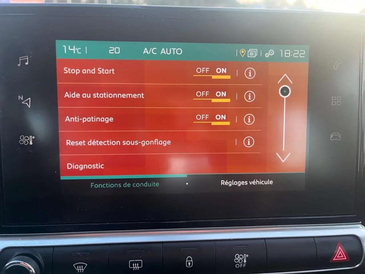 Écran tactile central du Citroën C4 Cactus 2020 affichant les réglages d’aide à la conduite et Stop & Start.