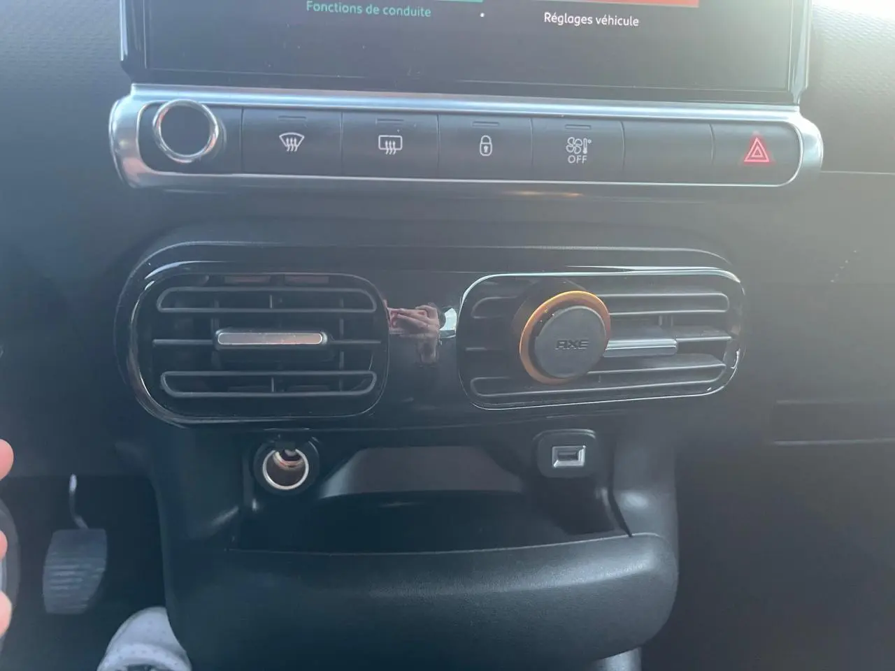 Vue rapprochée de la console centrale noire du Citroën C4 Cactus 2020 avec aérateurs et commandes tactiles visibles.