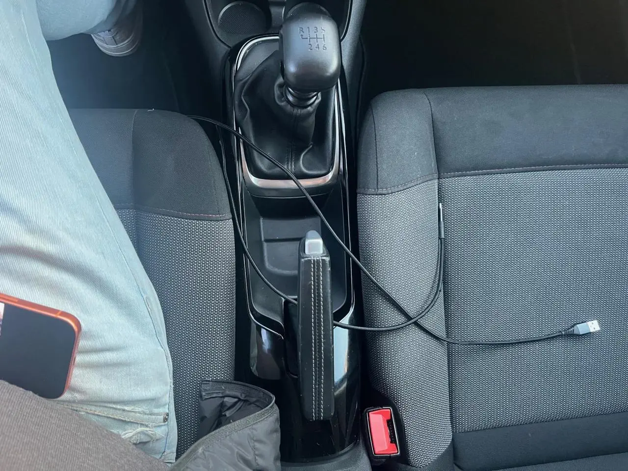 Vue intérieure centrée sur la console centrale d'une Citroën C4 Cactus 2020, avec levier de vitesse manuel et sièges gris.