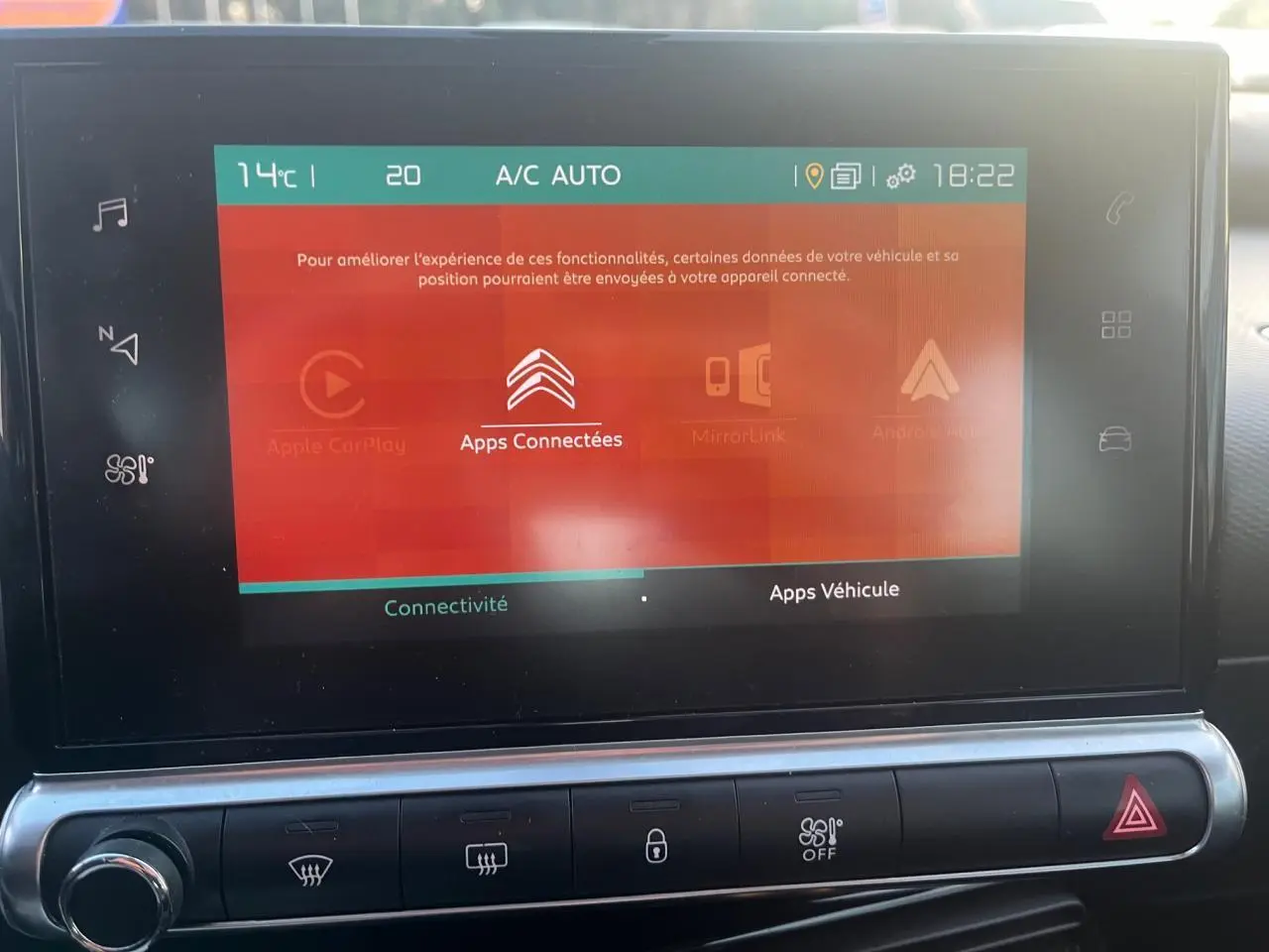 Écran tactile central de la Citroën C4 Cactus 2020 affichant les apps connectées avec commandes climatisation en dessous.