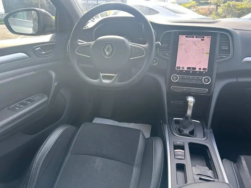 Intérieur Renault Mégane Break 2024 vu côté conducteur, volant multifonction et écran tactile GPS au centre.