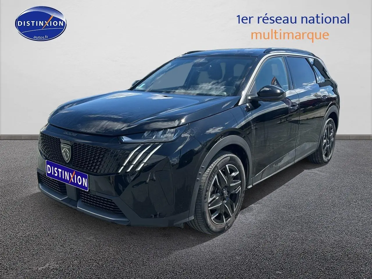 Peugeot 5008 Hybrid 145 allure noir en 3/4 avant droit avec calandre distinctive et jantes alu noires.