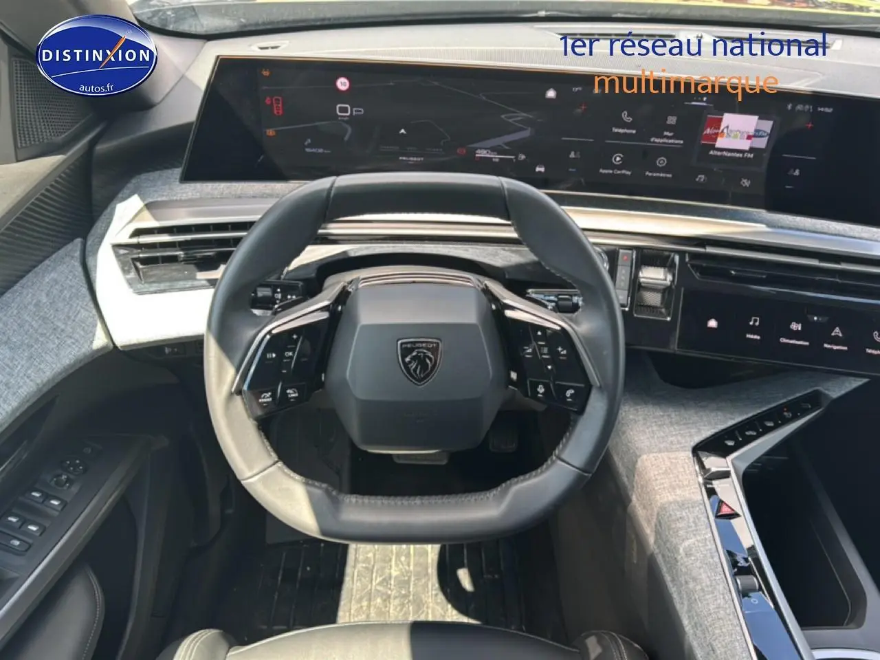 Vue intérieure centrée sur le volant cuir multifonction et le tableau de bord numérique du Peugeot 5008 noir 2025.