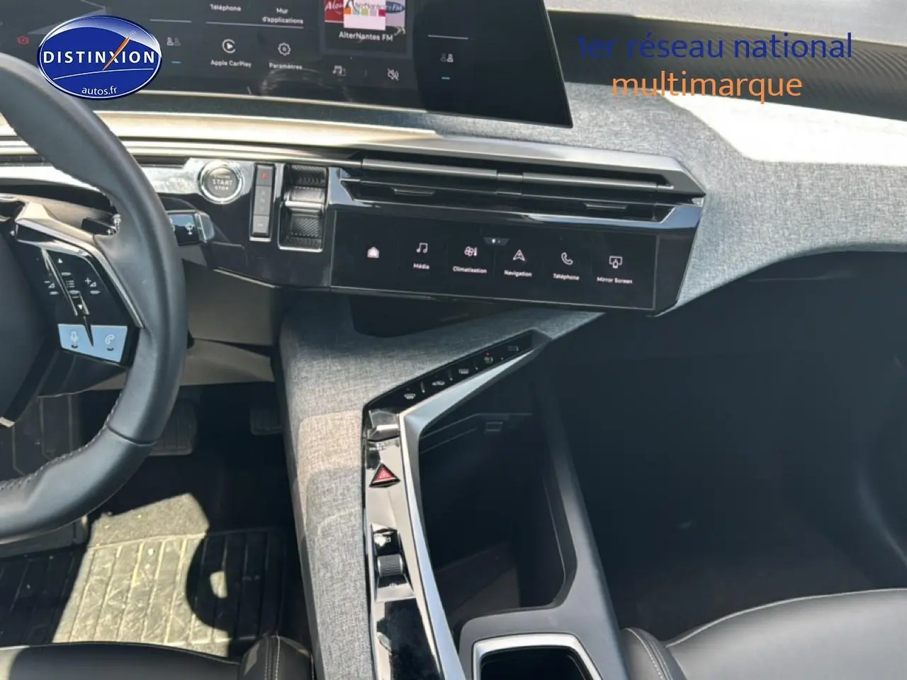 Vue intérieure côté conducteur du Peugeot 5008 Hybrid 145 allure e-dcs6 2025, tableau de bord moderne avec écran tactile et volant cuir.