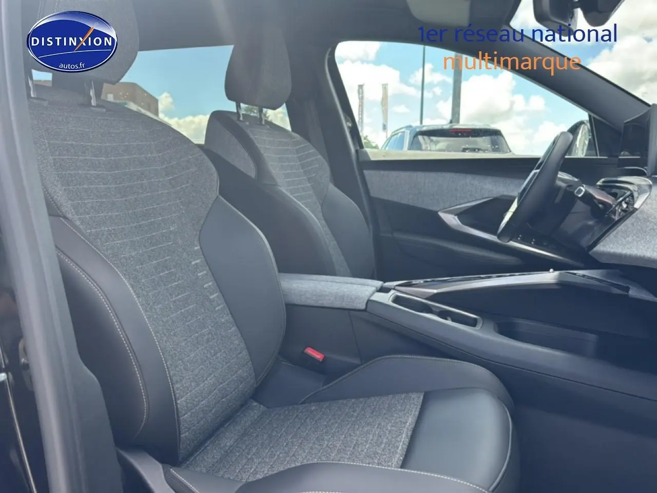 Vue intérieure côté gauche du Peugeot 5008 Hybrid 145 allure e-dcs6 2025 avec sièges tissu gris et cuir noir.