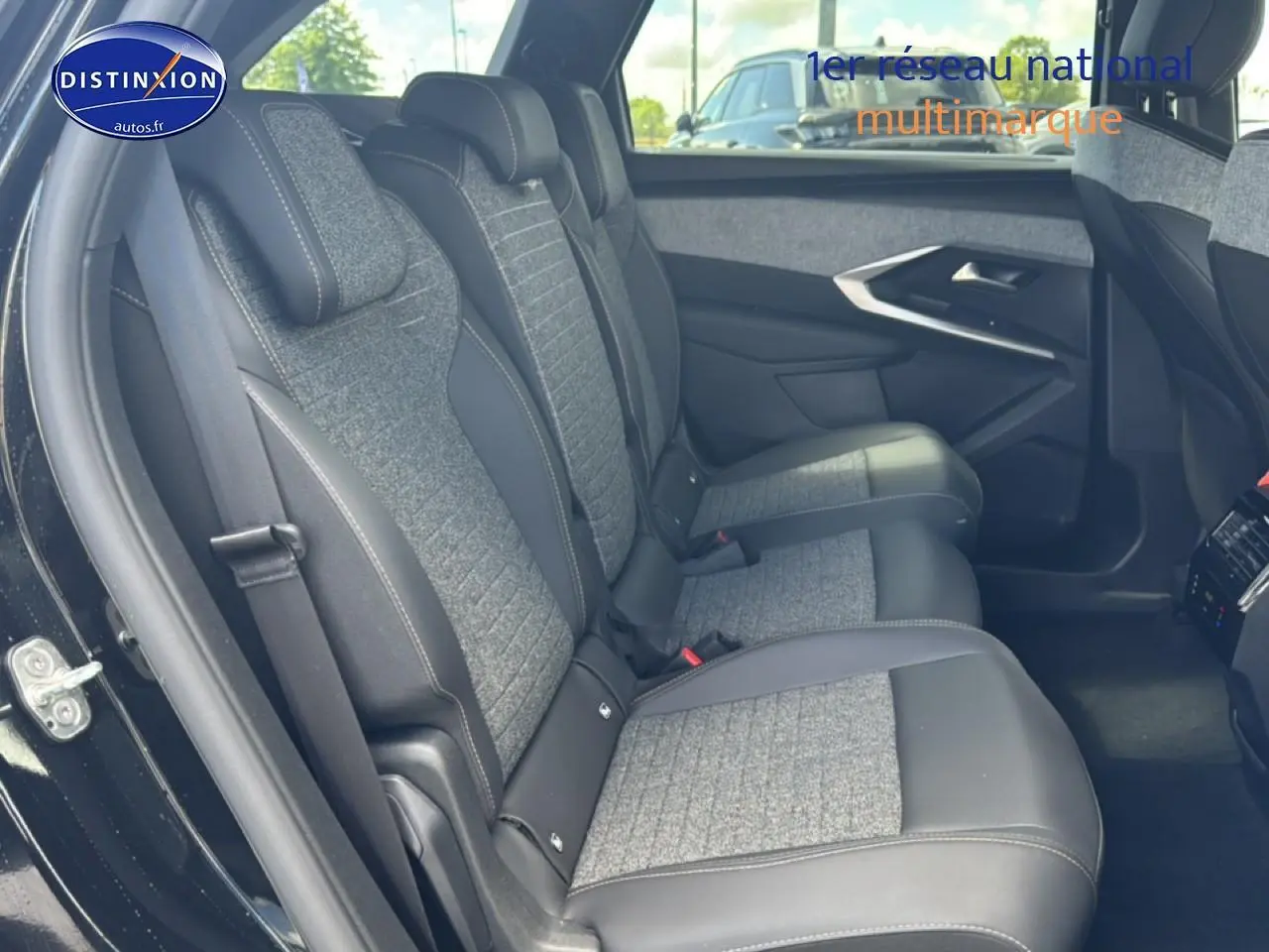 Vue intérieure côté droit des sièges arrière en tissu gris et cuir noir du Peugeot 5008 Hybrid 145 allure e-dcs6 noir 2025.