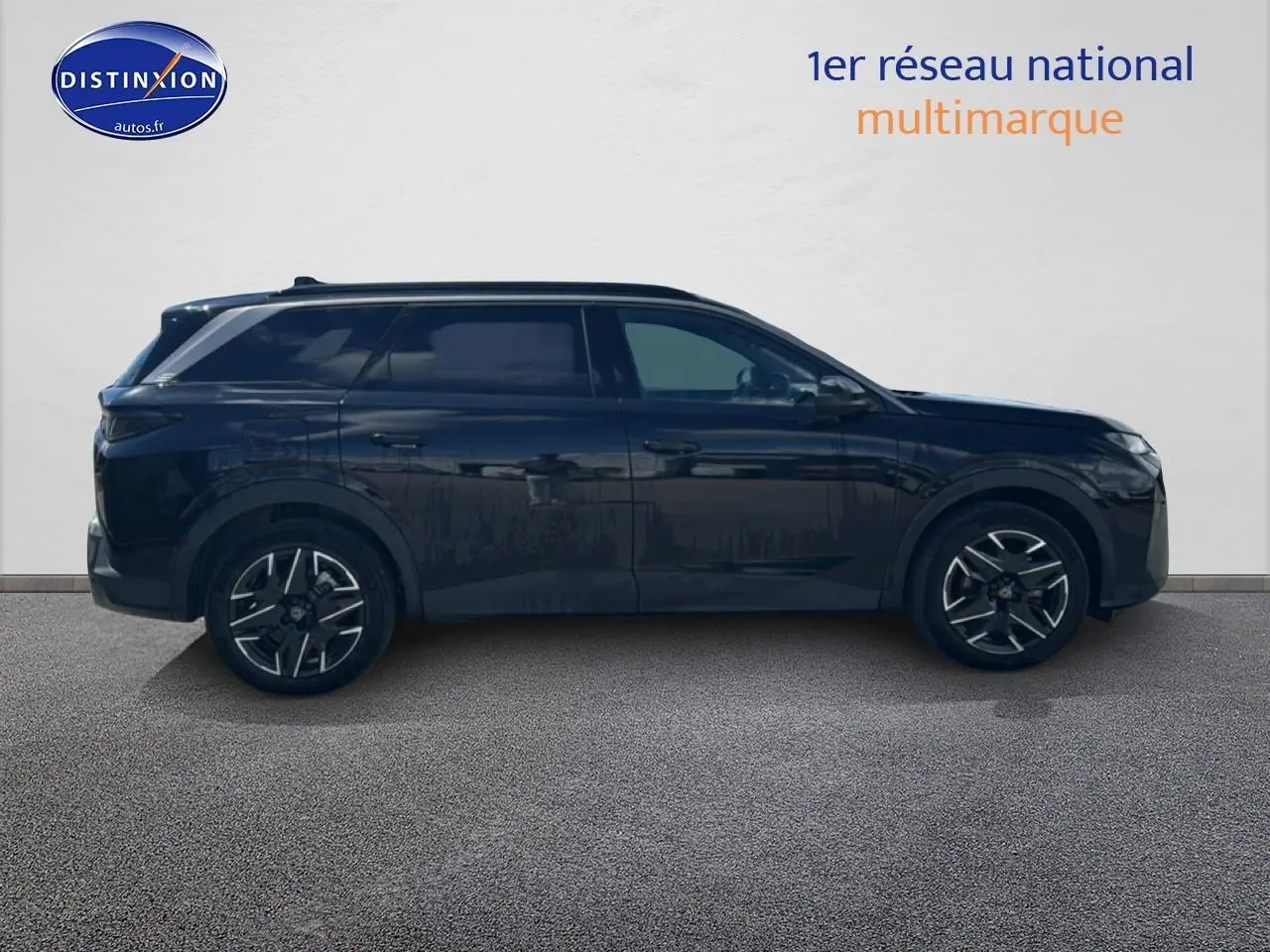 Peugeot 5008 Hybrid 145 allure e-dcs6 noir, vue de profil côté gauche, jantes alu distinctives.
