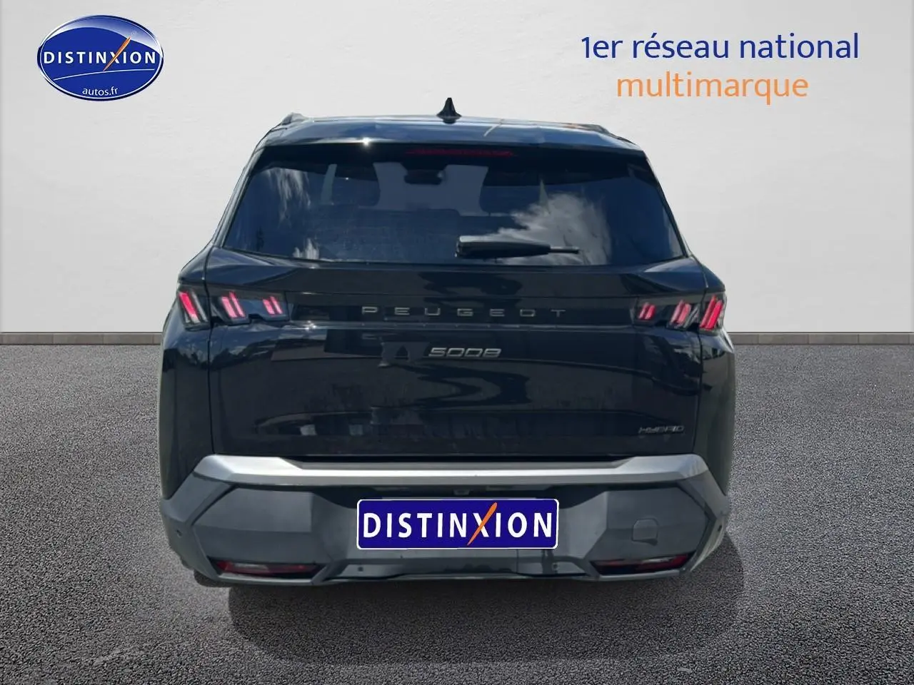 Vue arrière d'un Peugeot 5008 noir 2025 avec feux LED caractéristiques et logo distinctif au centre.