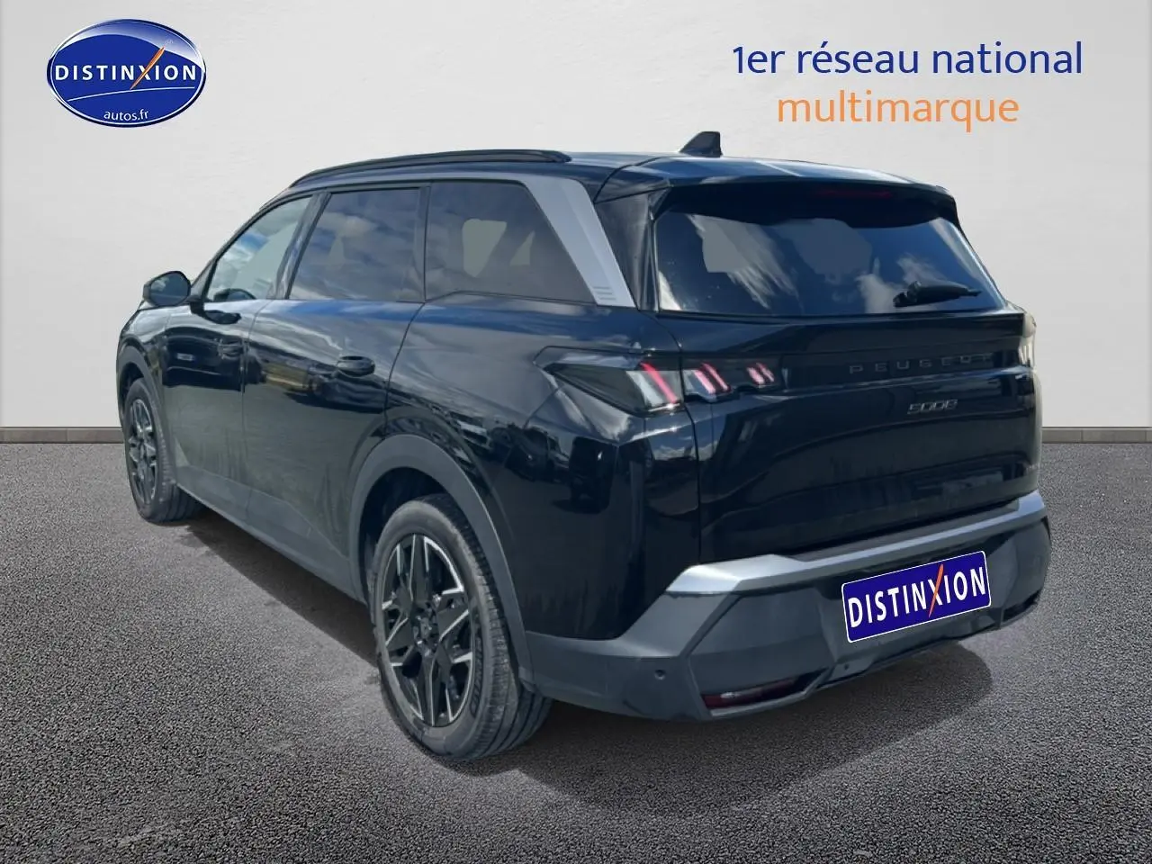 Peugeot 5008 noir vue 3/4 arrière droit, feux arrière LED et jantes alliage distinctives visibles.