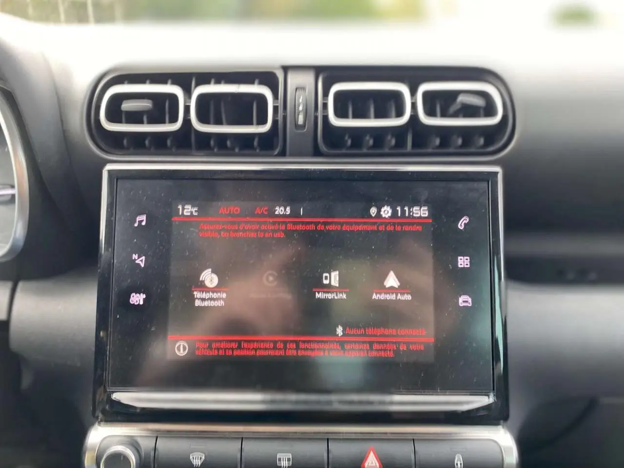 Vue rapprochée de l’écran tactile central et des aérateurs du tableau de bord du Citroën C3 Aircross blanc 2023.