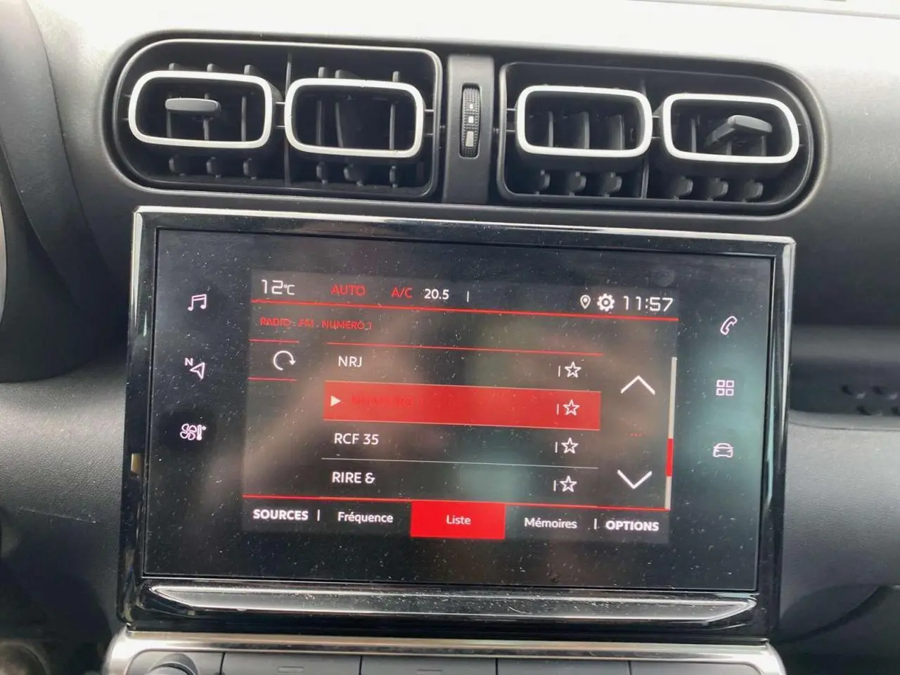 Écran tactile central avec commandes climatisation et radio dans l’habitacle d’un Citroën C3 Aircross 2023.