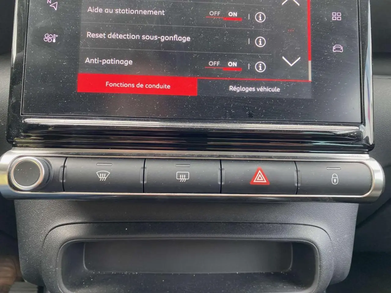 Détail de la console centrale avec écran tactile et boutons de commande sur Citroën C3 Aircross blanc 2023.