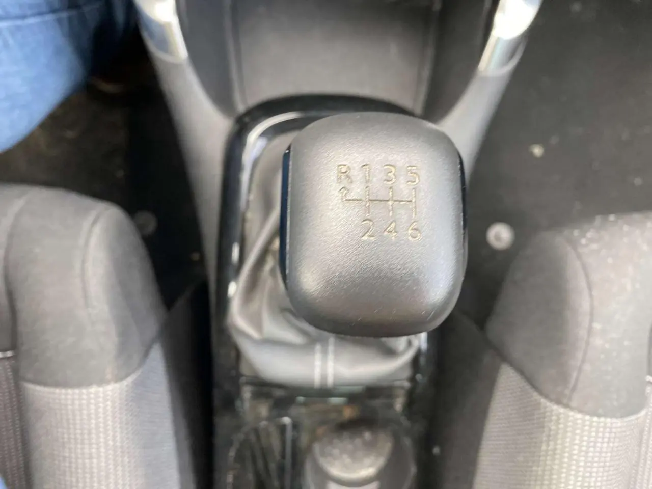 Vue rapprochée du levier de vitesses manuel noir dans l’habitacle du Citroën C3 Aircross blanc 2023.