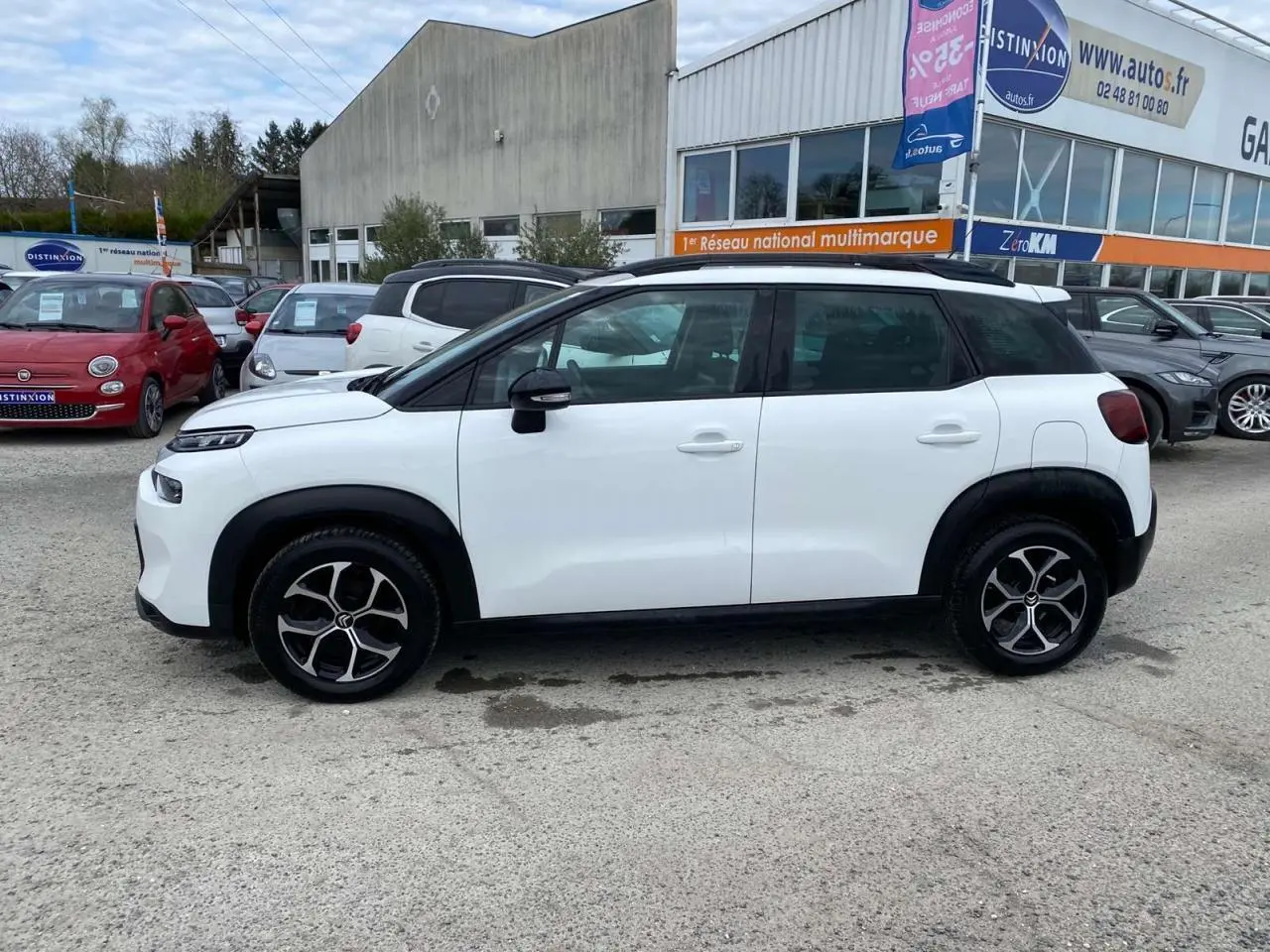 Profil côté droit du Citroën C3 Aircross blanc 2023 avec jantes noires et toit noir contrastant.