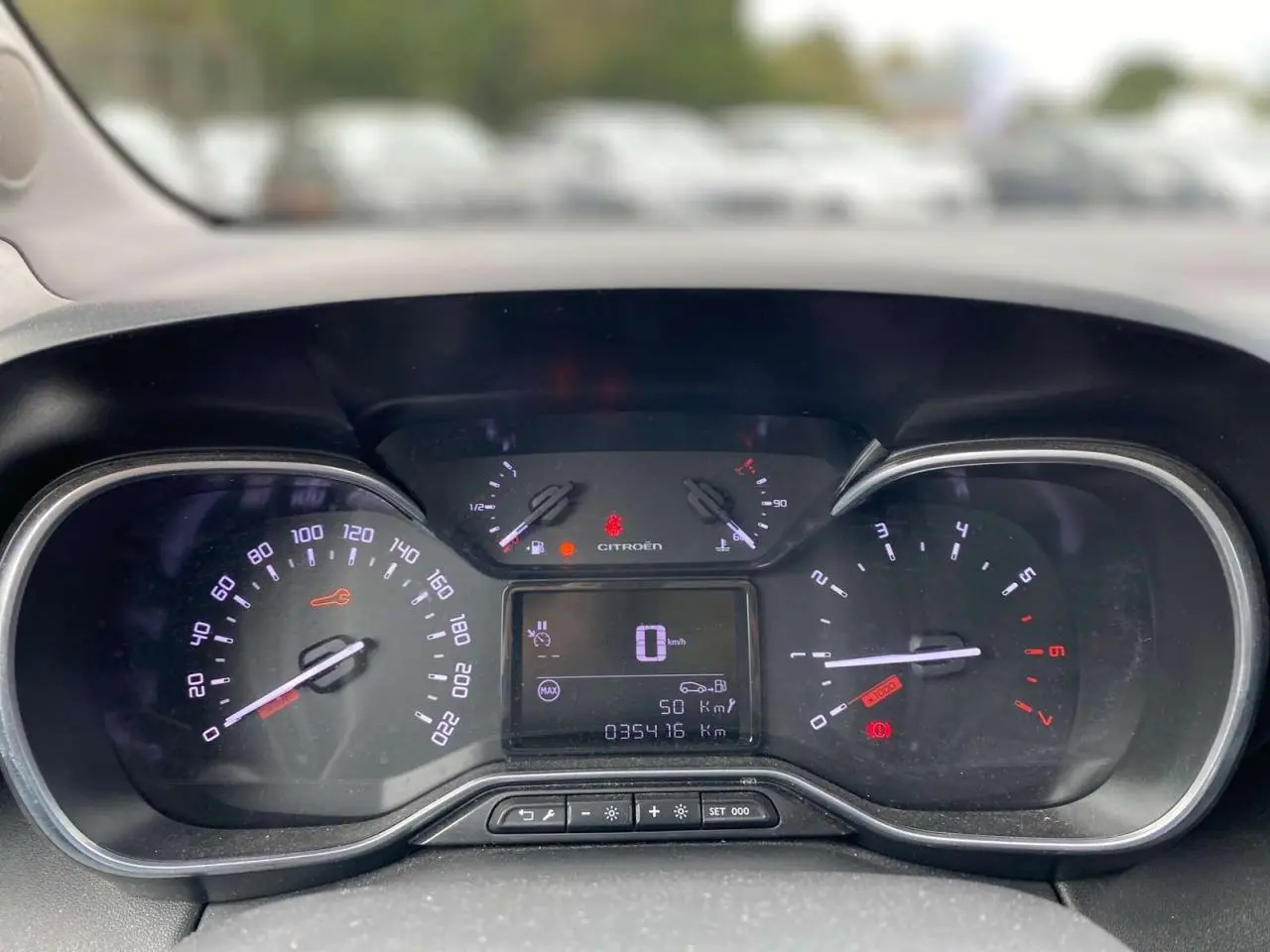 Vue rapprochée du tableau de bord numérique du Citroën C3 Aircross blanc 2023, affichant la vitesse et les compteurs.