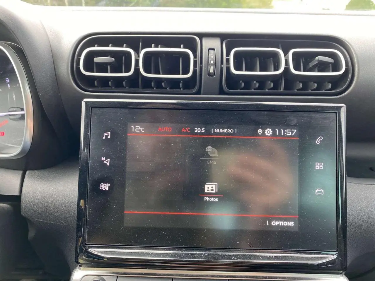 Vue rapprochée de l’écran tactile central et des aérateurs du tableau de bord du Citroën C3 Aircross blanc 2023.