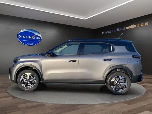 Vue latérale droite du Citroën C3 Aircross 2025 gris Mercury avec toit noir, roues alliage et lignes robustes.